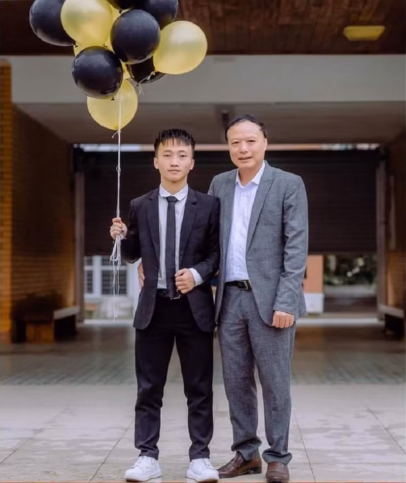 Xồng Bá Hùa cùng thầy giáo ở Trường PT Hermann Gmeiner Vinh.