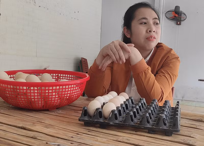 Cô Phạm Thị Sâm, Trường THCS Trung Thành, Quan Hóa (Thanh Hóa) tranh thủ bán hàng kiếm thêm thu nhập.