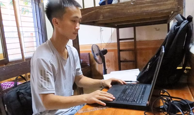 Xồng Bá Hùa bên chiếc máy tính mà họ hàng góp tiền mua tặng làm quà đỗ đại học.