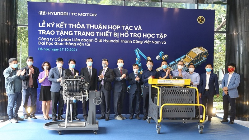 Hyundai TC motor thỏa thuận hợp tác và trao tặng thiết bị hỗ trợ học tập cho Trường ĐH Giao thông Vận tải. Hyundai TC motor thỏa thuận hợp tác và trao tặng thiết bị hỗ trợ học tập cho Trường ĐH Giao thông Vận tải.