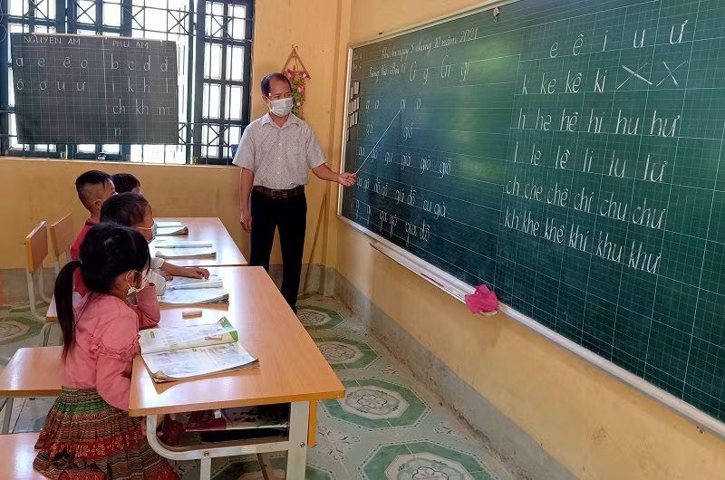 Lớp ghép 1+2 ở điểm bản Tát Hẹ, Trường Tiểu học Ẳng Nưa.