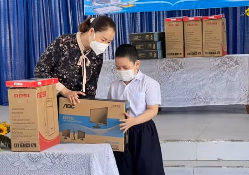 Học sinh Trường Tiểu học Nguyễn Du được hỗ trợ máy tính, đầu thu, sim 4G. 