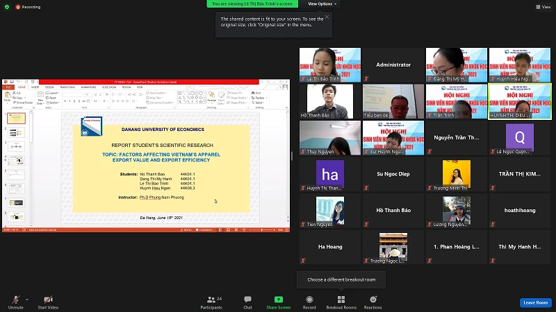 Sinh viên Trường Đại học Kinh tế, Đại học Đà Nẵng bảo vệ đề tài nghiên cứu khoa học theo hình thức trực tuyến.
