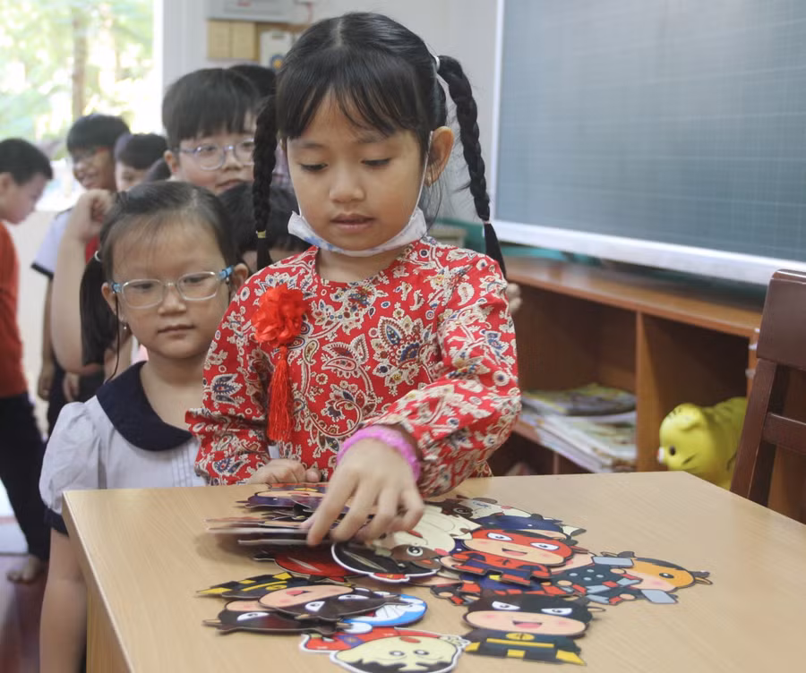 Giáo viên chủ nhiệm khối 2 Trường Nguyễn Bỉnh Khiêm chuẩn bị những bao lì xì với hình ảnh rất dễ thương để tặng cho học trò