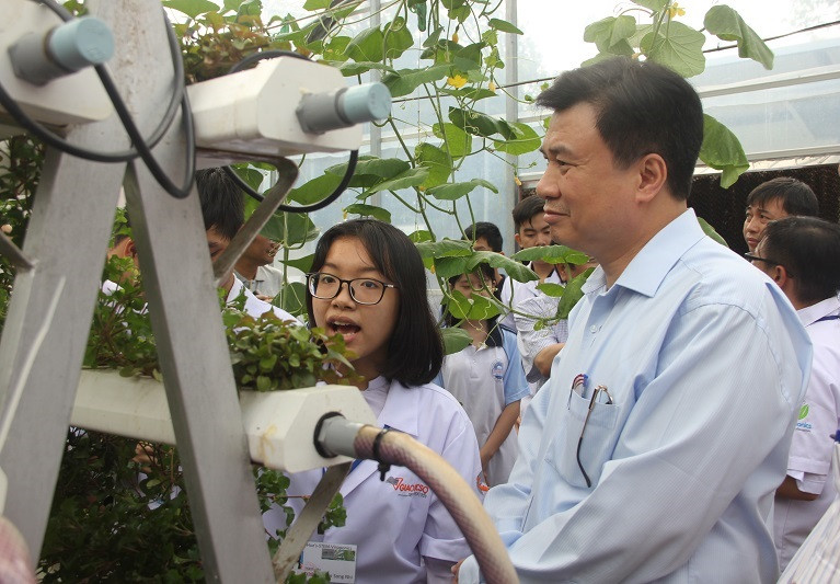 Học sinh đang thuyết trình về mô hình hệ thống thủy canh màng dinh dưỡng