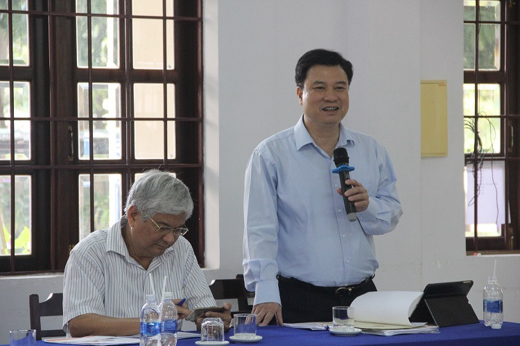 Thứ trưởng Nguyễn Hữu Độ phát biểu tại buổi làm việc với Trường THPT Nguyễn Huệ