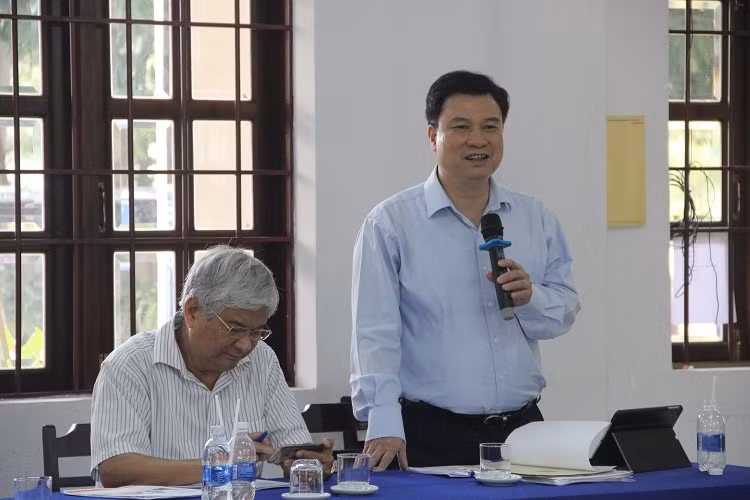 Thứ trưởng Nguyễn Hữu Độ phát biểu tại buổi làm việc với Trường THPT Nguyễn Huệ