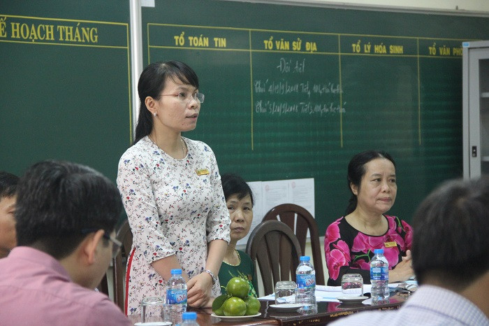 Giáo viên của Trung tâm GDTX-Hướng nghiệp Vũng Tàu trao đổi ý kiến