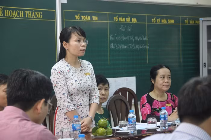 Giáo viên của Trung tâm GDTX-Hướng nghiệp Vũng Tàu trao đổi ý kiến