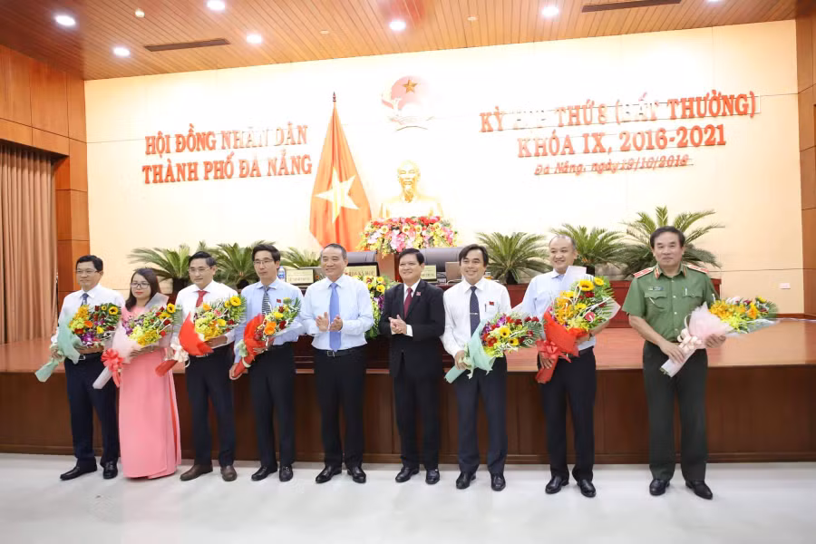 Bí thư Thành ủy Đà Nẵng Trương Quang Nghĩa tặng hoa chúc mừng các đại biểu