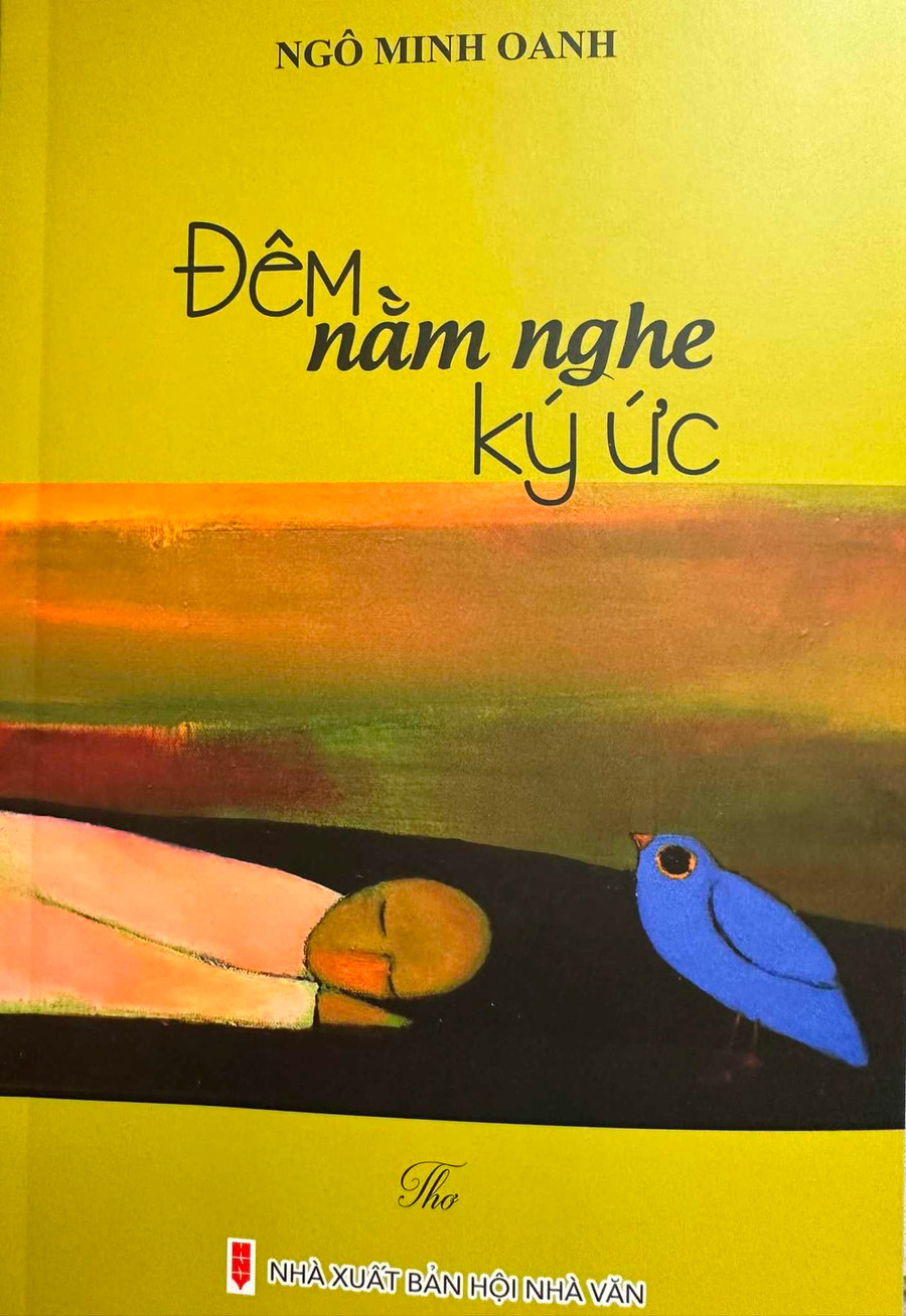 Tập thơ “Đêm nằm nghe ký ức” của thầy giáo Ngô Minh Oanh.