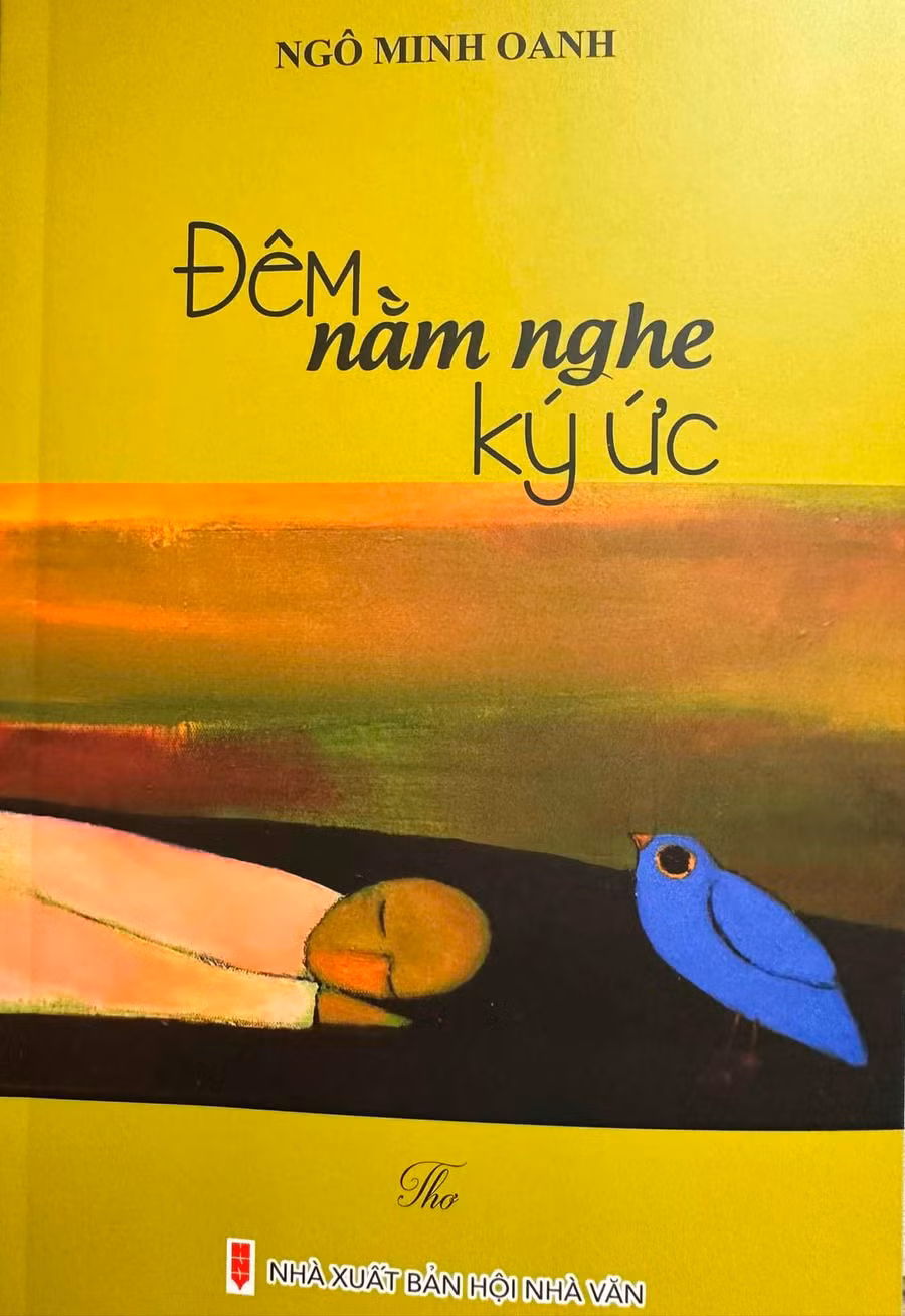 Tập thơ “Đêm nằm nghe ký ức” của thầy giáo Ngô Minh Oanh.