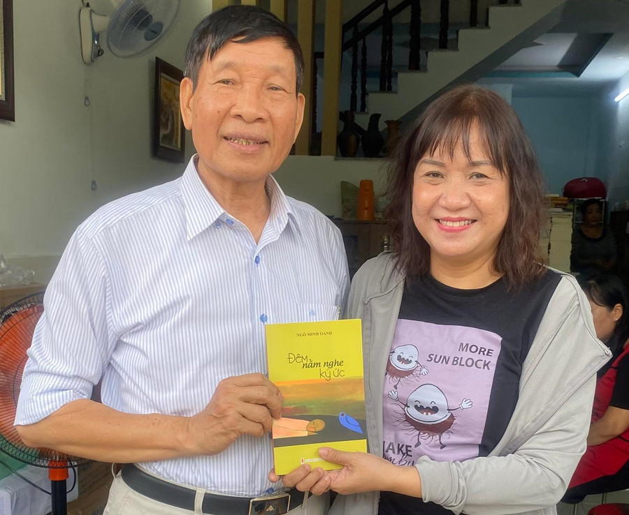 Nhà giáo Ngô Minh Oanh tặng sách cho một người bạn.