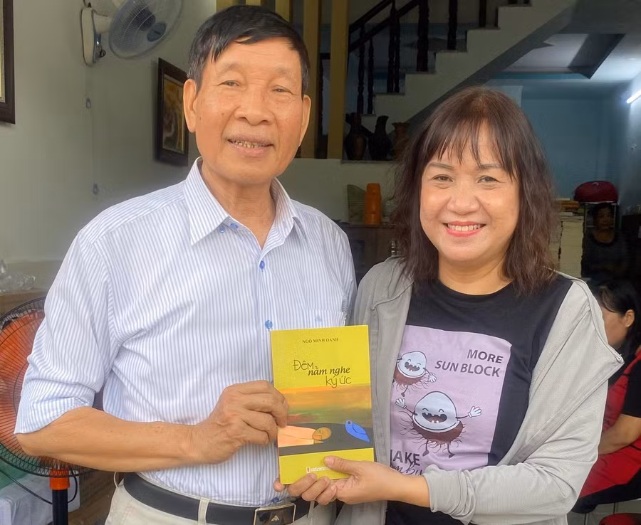 Nhà giáo Ngô Minh Oanh tặng sách cho một người bạn.