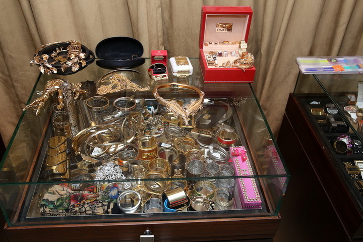 Với việc tung hình ảnh và clip trước đó, ông hoàng nhạc Việt đã nhận được con số lượt view rất cao cũng như những ý kiến trái chiều xung quanh nó. Tuy nhiên, Mr Đàm cho hay anh chỉ đơn giản là muốn chia sẻ với các fans của mình chứ không có ý khoe khoang bởi nếu muốn khoe, Mr Đàm cho biết anh còn nhiều thứ khác đáng khoe hơn.