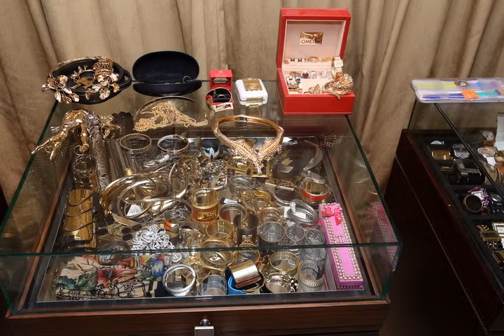 Với việc tung hình ảnh và clip trước đó, ông hoàng nhạc Việt đã nhận được con số lượt view rất cao cũng như những ý kiến trái chiều xung quanh nó. Tuy nhiên, Mr Đàm cho hay anh chỉ đơn giản là muốn chia sẻ với các fans của mình chứ không có ý khoe khoang bởi nếu muốn khoe, Mr Đàm cho biết anh còn nhiều thứ khác đáng khoe hơn. Với việc tung hình ảnh và clip trước đó, ông hoàng nhạc Việt đã nhận được con số lượt view rất cao cũng như những ý kiến trái chiều xung quanh nó. Tuy nhiên, Mr Đàm cho hay anh chỉ đơn giản là muốn chia sẻ với các fans của mình chứ không có ý khoe khoang bởi nếu muốn khoe, Mr Đàm cho biết anh còn nhiều thứ khác đáng khoe hơn.