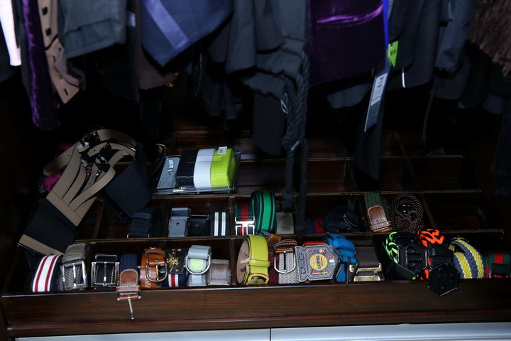 Bên cạnh phục vụ cho hình ảnh bản thân mỗi khi lên sân khấu hoặc tham dự các sự kiện, Mr Đàm bộc bạch đôi khi có những món đồ anh mua vì thấy nó độc đáo, lạ mà bản năng mách anh phải mua cho bằng được, chứ lúc đó cũng chưa nghĩ ra là mình sẽ kết hợp với trang phục thế nào hay đeo trong dịp nào là hợp…