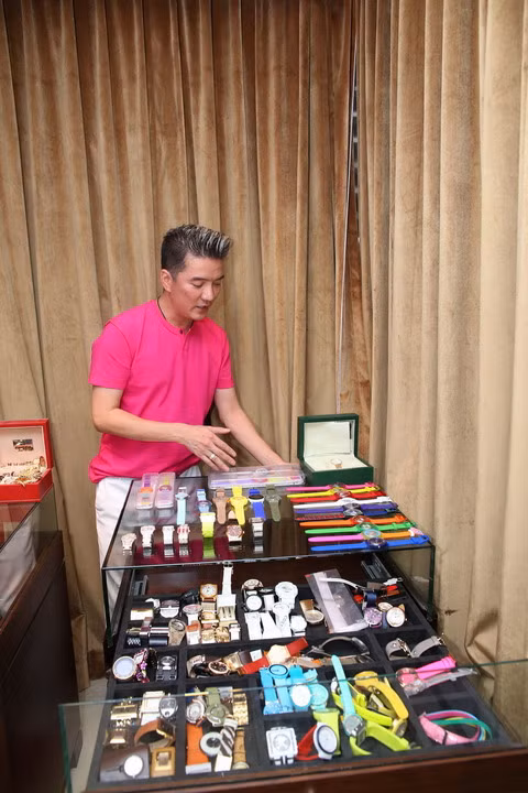 Nổi tiếng là một ca sỹ rất chiều fans, nên không có gì làm lạ khi lần này Mr Đàm chịu chơi đến như vậy. Dịp Giáng sinh vừa qua, nam ca sỹ Say tình đầu tư trang hoàng nhà cửa và khu vườn riêng của anh thật đẹp để rồi chính anh chứ không ai khác, mời khán giả của mình vào tham quan ngôi nhà và chụp hình lưu niệm nhân dịp Giáng sinh. Nổi tiếng là một ca sỹ rất chiều fans, nên không có gì làm lạ khi lần này Mr Đàm chịu chơi đến như vậy. Dịp Giáng sinh vừa qua, nam ca sỹ Say tình đầu tư trang hoàng nhà cửa và khu vườn riêng của anh thật đẹp để rồi chính anh chứ không ai khác, mời khán giả của mình vào tham quan ngôi nhà và chụp hình lưu niệm nhân dịp Giáng sinh.