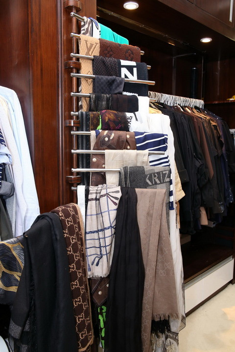 Cách đây không lâu, ông hoàng nhạc Việt đã bay ra Huế đã trao 65 triệu đồng đến bé Trang, 5 tuổi, hiện đang điều trị trong tình trạng nguy kịch tại Bệnh viên Trung Ương Huế vì sự bất cẩn của người cha đã nổ máy chạy thuyền ra đầm trong khi con mình đang say ngủ khiến toàn bộ tóc, một mảng da đầu và tai trái của bé bị quấn vào máy.