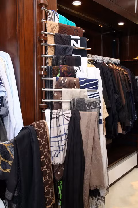 Cách đây không lâu, ông hoàng nhạc Việt đã bay ra Huế đã trao 65 triệu đồng đến bé Trang, 5 tuổi, hiện đang điều trị trong tình trạng nguy kịch tại Bệnh viên Trung Ương Huế vì sự bất cẩn của người cha đã nổ máy chạy thuyền ra đầm trong khi con mình đang say ngủ khiến toàn bộ tóc, một mảng da đầu và tai trái của bé bị quấn vào máy. Cách đây không lâu, ông hoàng nhạc Việt đã bay ra Huế đã trao 65 triệu đồng đến bé Trang, 5 tuổi, hiện đang điều trị trong tình trạng nguy kịch tại Bệnh viên Trung Ương Huế vì sự bất cẩn của người cha đã nổ máy chạy thuyền ra đầm trong khi con mình đang say ngủ khiến toàn bộ tóc, một mảng da đầu và tai trái của bé bị quấn vào máy.