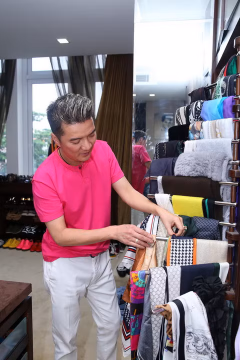 Chính vì sở hữu một kho phụ kiện đồ sộ như thế cho nên mỗi khi xuất hiện, anh đều khiến khán giả thích thú với những sự kết hợp tuyệt vời từ trang phục cho đến giày, dây nịt và các phụ kiện kèm theo tùy từng phong cách… Chính vì sở hữu một kho phụ kiện đồ sộ như thế cho nên mỗi khi xuất hiện, anh đều khiến khán giả thích thú với những sự kết hợp tuyệt vời từ trang phục cho đến giày, dây nịt và các phụ kiện kèm theo tùy từng phong cách…