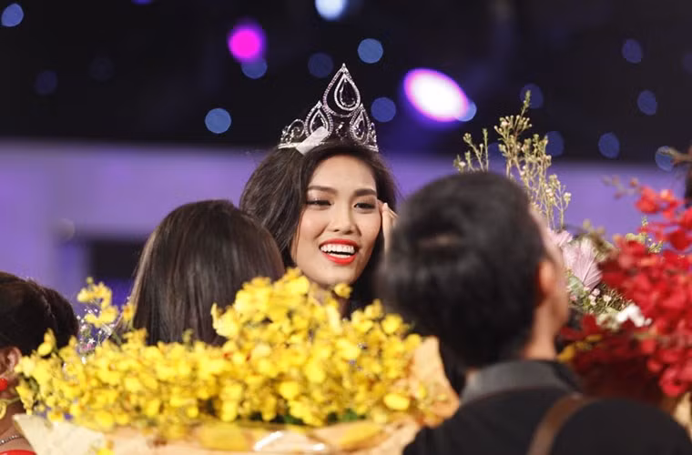 "Tắc kè hoa" Lan Khuê xứng danh Hoa khôi Áo dài 