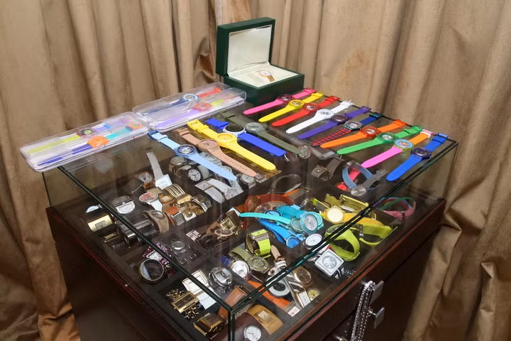 Tiếp sau loạt clip và hình ảnh chia sẻ cùng người hâm mộ về kho trang phục và bộ sưu tập giày "khủng" của mình, Mr Đàm tiếp tục giới thiệu cùng người hâm mộ bộ sưu tập phụ kiện của anh từ lúc mới đi hát cho đến bây giờ. Tiếp sau loạt clip và hình ảnh chia sẻ cùng người hâm mộ về kho trang phục và bộ sưu tập giày "khủng" của mình, Mr Đàm tiếp tục giới thiệu cùng người hâm mộ bộ sưu tập phụ kiện của anh từ lúc mới đi hát cho đến bây giờ.