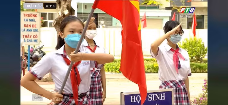 Đại diện HS Trường THCS Lê Hồng Phong trong lễ khai giảng đặc biệt với quy mô không quá 30 người tham dự, kể cả HS và đại biểu