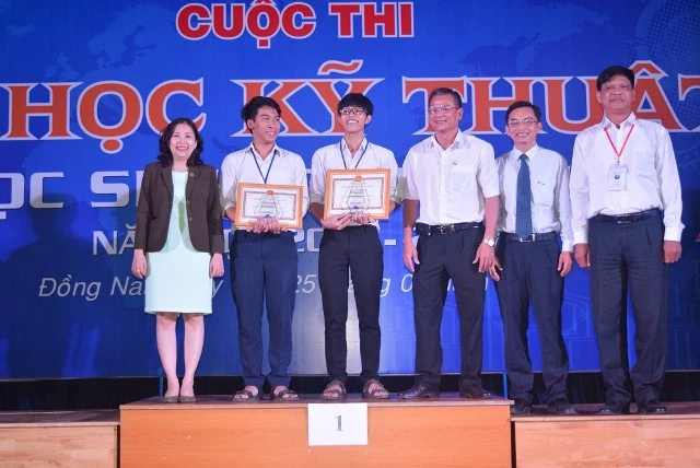 Học sinh Trường THPT Đoàn Kết vinh dự giành giải Nhất cuộc thi với dự án Chấm trắc nghiệm bằng điện thoại và bộ công cụ hỗ trợ dạy học