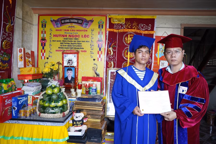 PGS.TS Nguyễn Hồng Hải, Phó Hiệu trưởng Trường ĐH Bách khoa, ĐH Đà Nẵng trao bằng tốt nghiệp cử nhân cho đại diện gia đình em Huỳnh Ngọc Lộc.