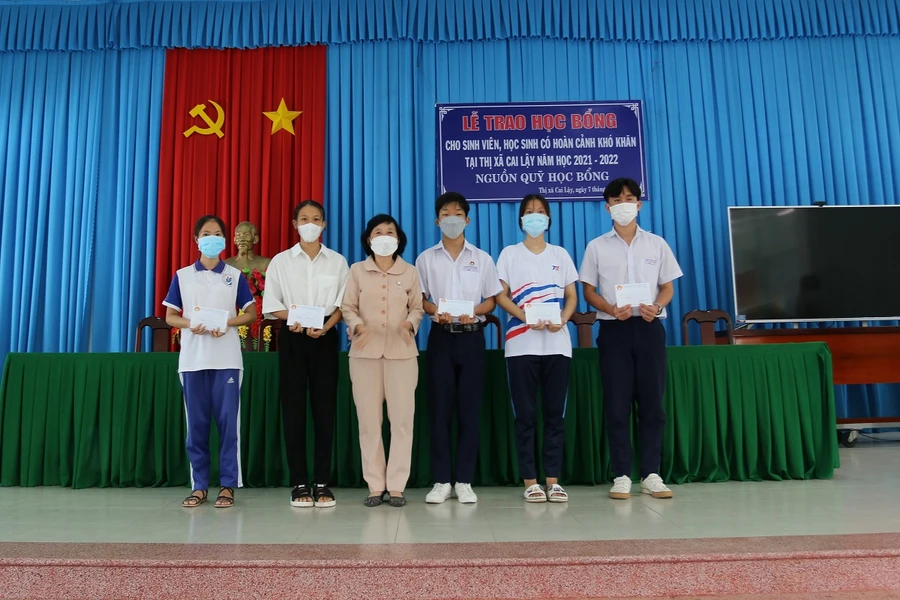 Trao học bổng cho 5 sinh viên đại học.