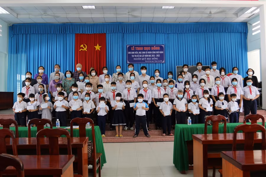 Các em học sinh hoàn cảnh khó khăn nhận học bổng.