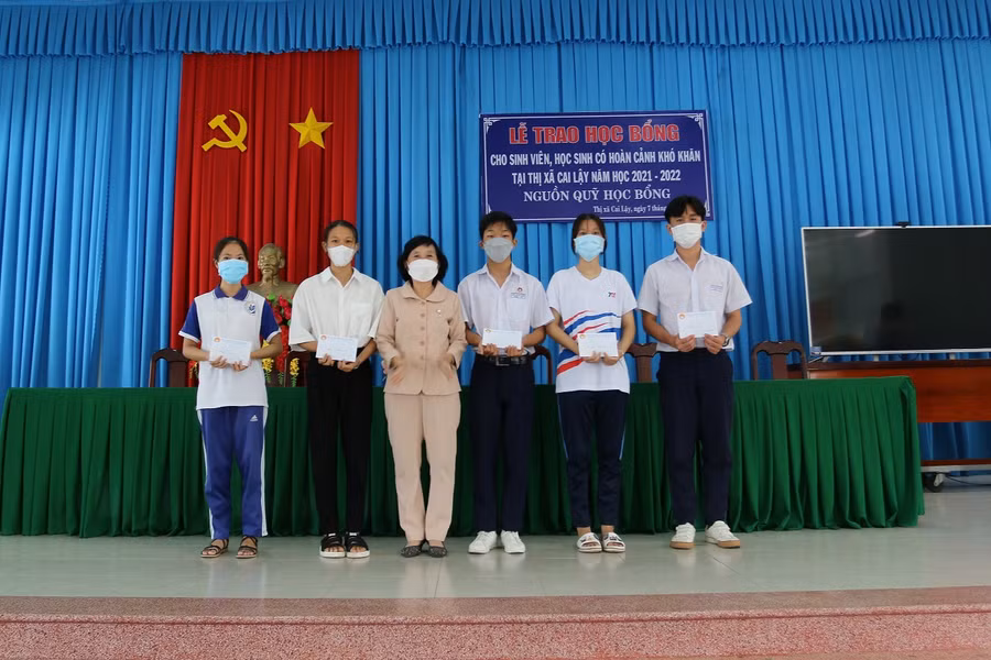 Trao học bổng cho 5 sinh viên đại học.