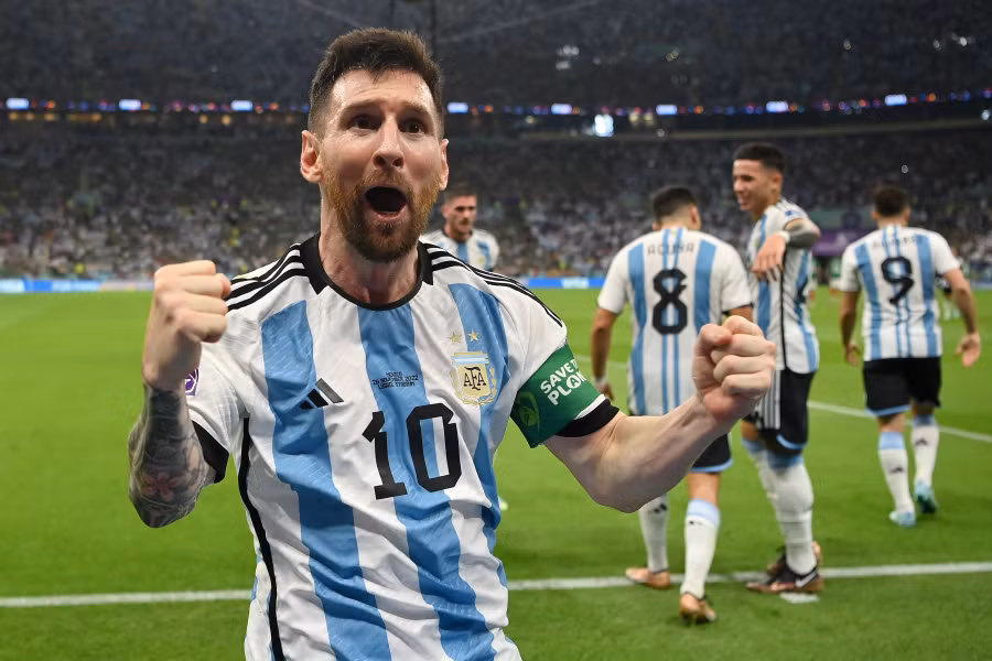 Messi phấn khích sau chiến thắng trước Mexico.