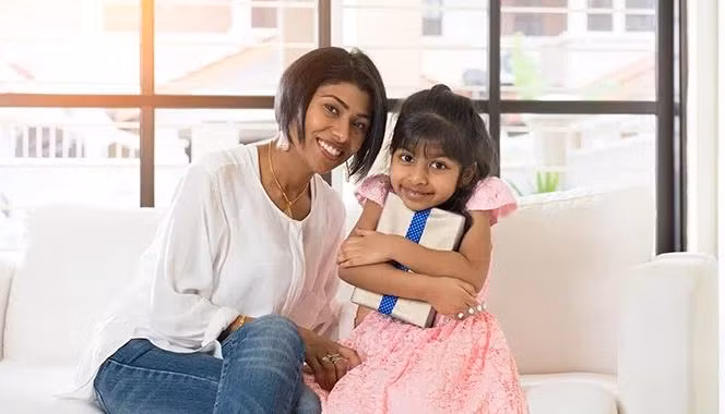 Trẻ có thể mặc trang phục sặc sỡ khi tới nơi công cộng.