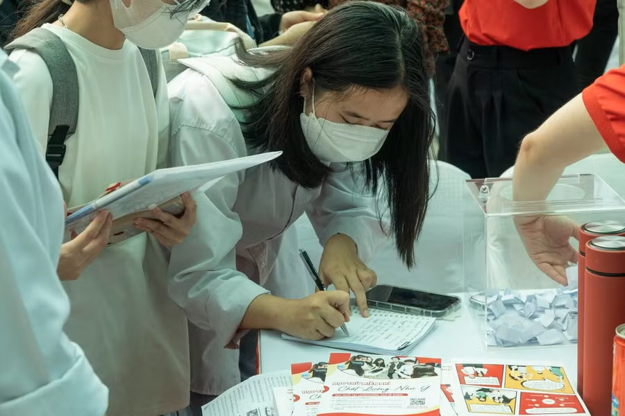 Sinh viên Trường ĐH Kinh tế (ĐH Quốc gia Hà Nội).