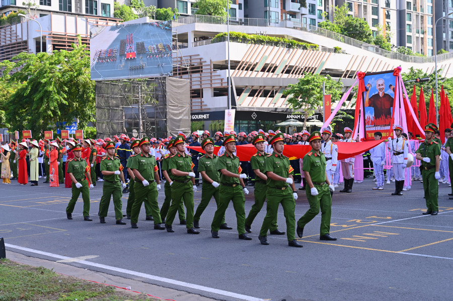 Trong công tác PCCC và CNCH, phương châm 4 tại chỗ luôn được ưu tiên hàng đầu nhằm chủ động phòng ngừa cháy nổ xảy ra. Để thực hiện tốt phương châm này, phải có nhiệm vụ xây dựng được phong trào, vận động toàn dân tham gia công tác phòng cháy chữa cháy, ngày càng phát triển mạnh mẽ và sâu rộng.