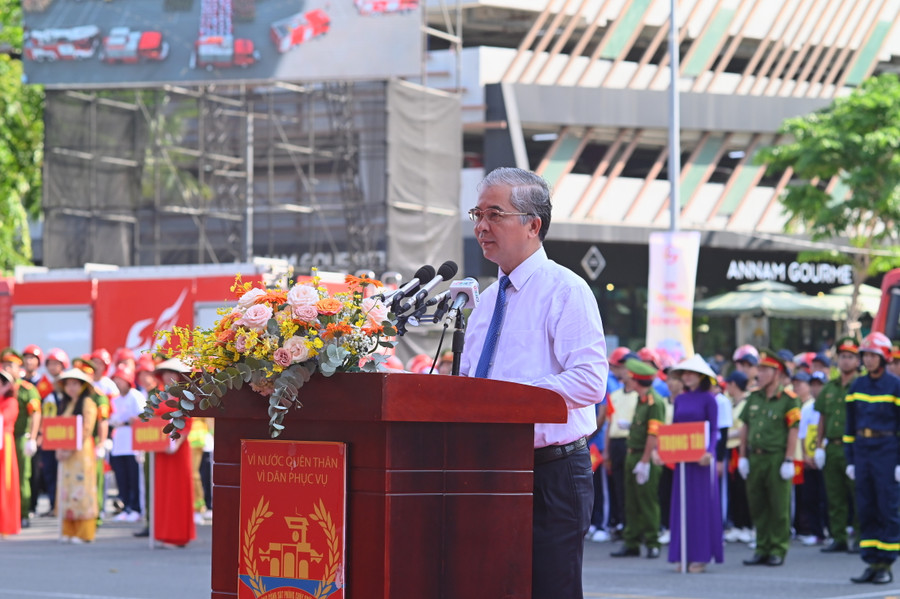 Phát biểu khai mạc hội thi, ông Ngô Minh Châu, Phó Chủ tịch UBND TPHCM, cho biết, Hội thi nghiệp vụ chữa cháy và cứu nạn cứu hộ “Tổ liên gia an toàn phòng cháy, chữa cháy” năm 2024 diễn ra nhằm triển khai thực hiện hiệu quả chỉ thị của Thủ tướng Chính phủ về tăng cường công tác an toàn phòng cháy chữa cháy (PCCC) trong tình hình mới.