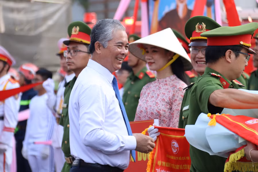 “Trong đó cần xây dựng mô hình tổ liên gia PCCC vững mạnh, hiệu quả, thực hiện tốt các biện pháp bảo đảm an toàn PCCC tại các khu dân cư, nhà ở hoặc cơ sở sản xuất, kinh doanh tại địa phương.Mô hình này được áp dụng nhằm tăng cường sự phối hợp giữa các hộ gia đình, nhà dân, nhà sản xuất nhằm tạo một mạng lưới an toàn chung cùng nhau an toàn PCCC và hiệu quả nhất”, ông Châu nhấn mạnh.