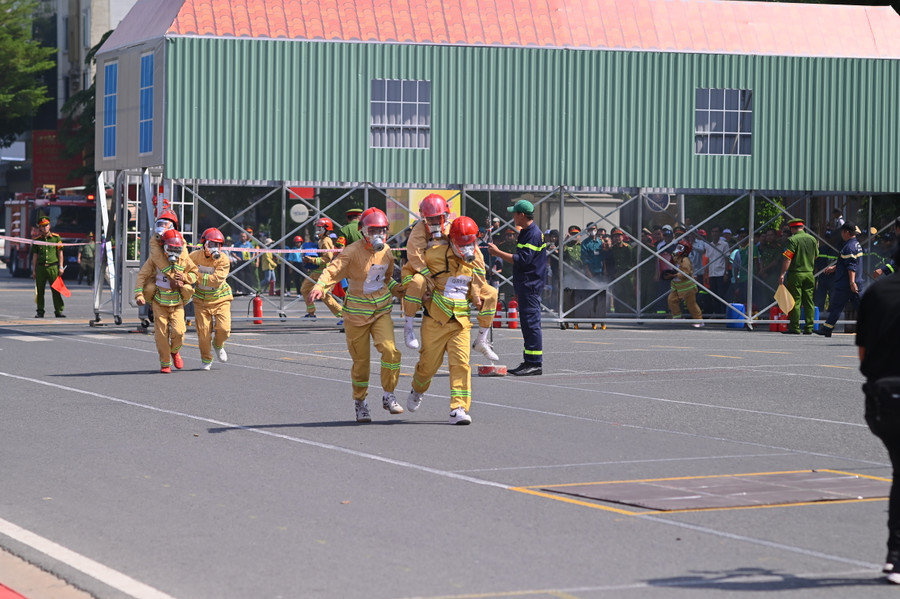 Cuộc thi này giúp tôi có thể giao lưu, kết nối, học hỏi và rèn luyện thêm nhiều kỹ năng và an toàn PCCC và CNCH để có thể áp dụng về trường tiểu học mà mình đang giảng dạy, nhằm đảm bảo an toàn PCCC tại cơ sở”, chị Tuyền nói.