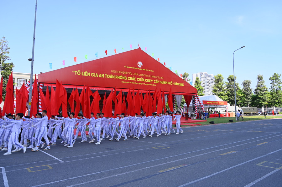 Ngày 11/5, 286 vận động viên đến từ 22 đội tuyển của 21 quận, huyện và TP Thủ Đức tham gia Hội thi Nghiệp vụ chữa cháy và cứu nạn cứu hộ “Tổ liên gia an toàn phòng cháy, chữa cháy” năm 2024 do UBND TPHCM tổ chức.