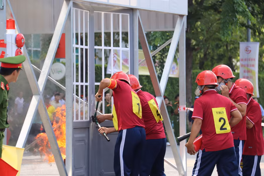 Năm 2024 là năm đầu tiên TPHCM tổ chức hội thi nghiệp vụ chữa cháy và cứu nạn cứu hộ “Tổ liên gia an toàn phòng cháy, chữa cháy” năm 2024 hội thi tổ chức thành 2 vòng thi, vòng 1 thi ở cấp quận huyện và TP Thủ Đức, vòng 2 thi cấp TP để lựa chọn đội thi có thành tích xuất sắc nhất của TP tham dự hội thi toàn quốc dự kiến tổ chức tháng 6.