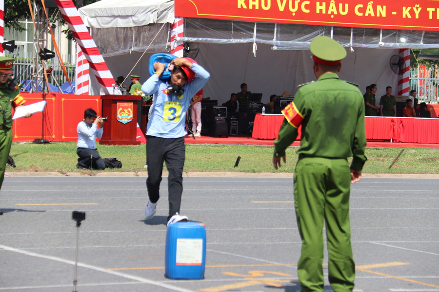 “Tổ trọng tài có 24 thành viên, được tập huấn và chuẩn bị kỹ lưỡng nhằm đảm bảo đưa ra kết quả chính xác và công bằng nhất đối với các phần thi của 21 quận huyện và TP Thủ Đức”, Đại úy Tùng cho hay.