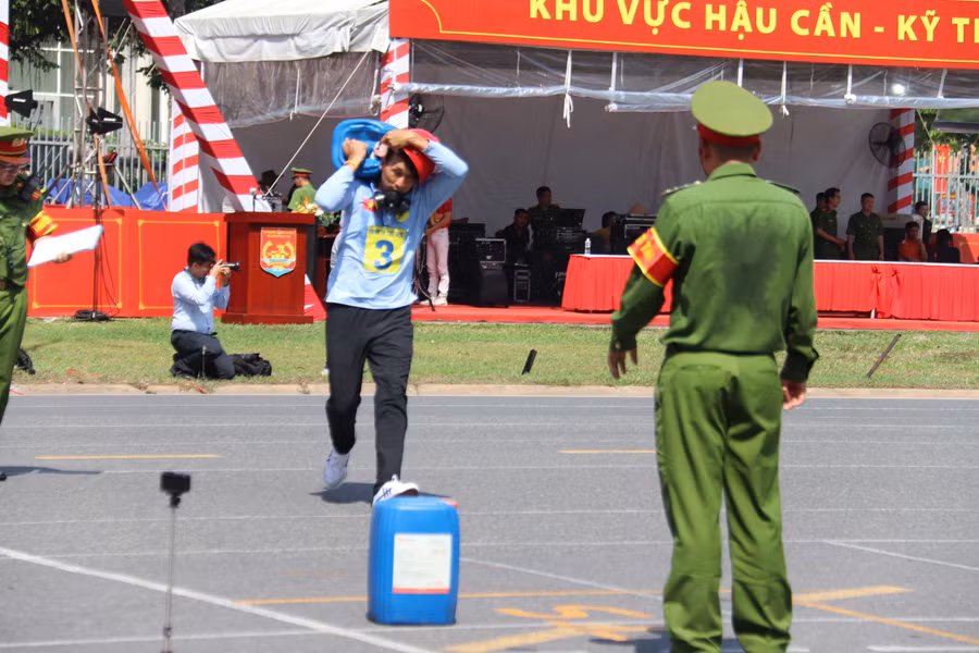 “Tổ trọng tài có 24 thành viên, được tập huấn và chuẩn bị kỹ lưỡng nhằm đảm bảo đưa ra kết quả chính xác và công bằng nhất đối với các phần thi của 21 quận huyện và TP Thủ Đức”, Đại úy Tùng cho hay.