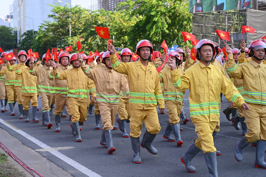 Theo ông Châu, thời gian qua, trên địa bàn cả nước nói chung và trên địa bàn TPHCM nói riêng đã xảy ra nhiều sự việc cháy, nổ, gây nhiều thiệt hại nghiêm trọng về người và tài sản. Thống kê trên địa bàn TPHCM, trong quý I năm 2024, 186 vụ cháy, 10 người chết, bị thương 3 người, thiệt hại về tài sản ước tính thành tiền khoảng 2,4 tỷ đồng. Ngoài ra, còn xảy ra 4 vụ nổ làm 4 người bị thương.