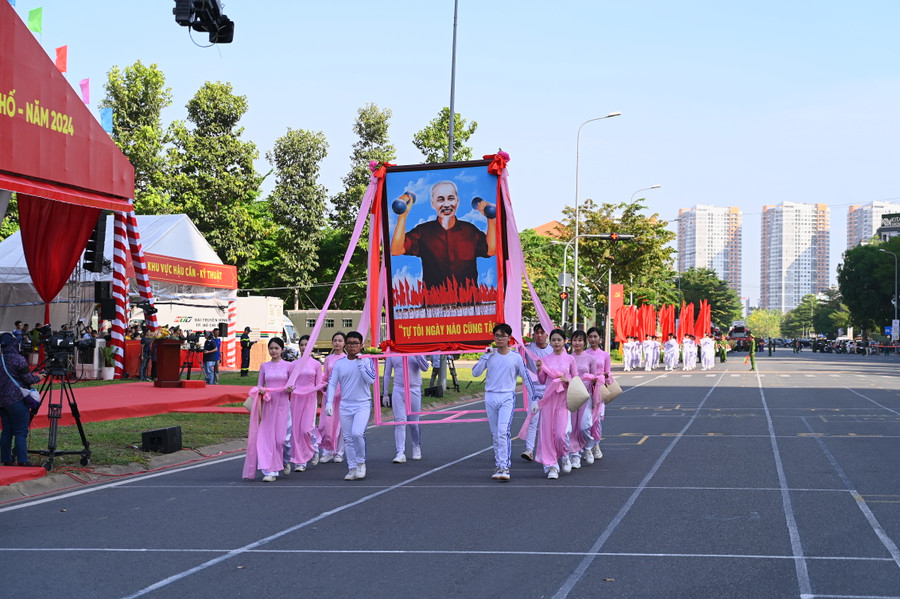 Ông Châu cho rằng, phải duy trì, phát huy hiệu quả mô hình tổ liên gia an toàn PCCC, tăng cường công tác tuyên truyền toàn dân thực hiện an toàn phòng cháy chữa cháy và cứu nạn cứu hộ trên địa bàn TPHCM, bổ sung kiến thức, kỹ năng, xử lý tình huống cháy, nổ, cứu người, cứu tài sản cho các thành viên trong các hộ gia đình thuộc tổ liên gia an toàn PCCC.