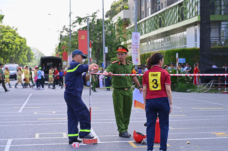 Thành viên của Tổ Trọng tài hội thi, Đại úy Nguyễn Thanh Tùng – Bí thư Đoàn Phòng Phòng cháy chữa cháy và Cứu nạn cứu hộ Công an TPHCM cho biết, vòng thi cấp thành phố có 2 phần; phần lý thuyết và phần thực hành chữa cháy, cứu người, di chuyển tài sản đối với loại hình nhà ở kết hợp với sản xuất kinh doanh.