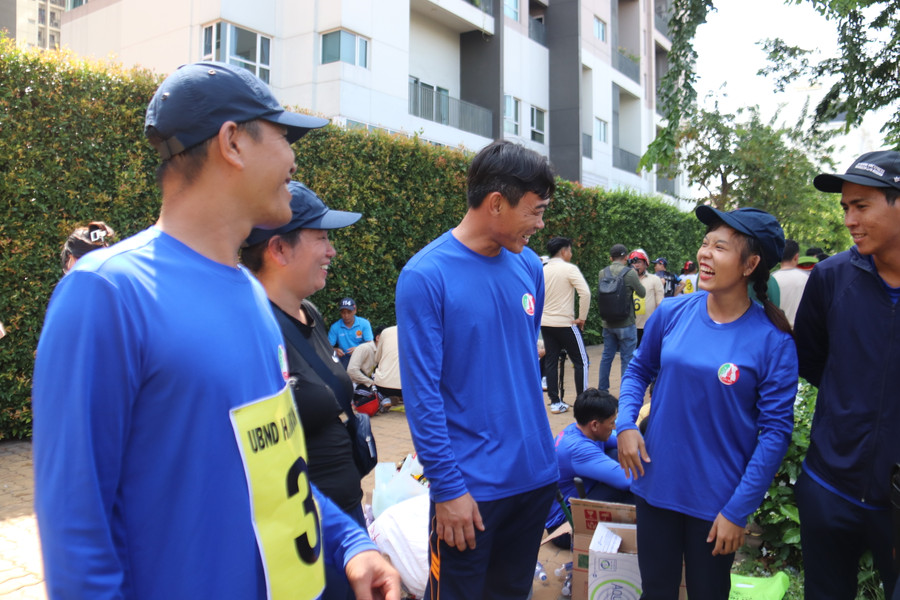 Là giáo viên của Trường Tiểu học Nhị Xuân (huyện Hóc Môn), với tinh thần nhiệt huyết của tuổi trẻ và mong muốn học hỏi thêm nhiều kỹ năng để có thể áp dụng an toàn PCCC tại cơ sở đang làm việc, chị Bùi Thị Thanh Tuyền (sinh năm 1999, ngụ Hóc Môn) đã quyết định tham gia hội thi nghiệp vụ chữa cháy và cứu nạn cứu hộ “Tổ liên gia an toàn phòng cháy, chữa cháy” năm 2024.