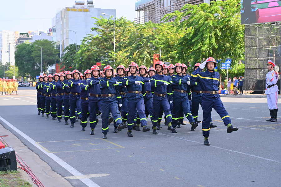 Bên cạnh đó, phải đưa hoạt động của các tổ liên gia an toàn PCCC tại các địa phương đi vào thực tiễn và đem đến hiệu quả thiết thực, phát huy hiệu quả phương châm 4 tại chỗ trong việc xử lý các tình huống cháy, nổ khi xảy ra tại khu dân cư.