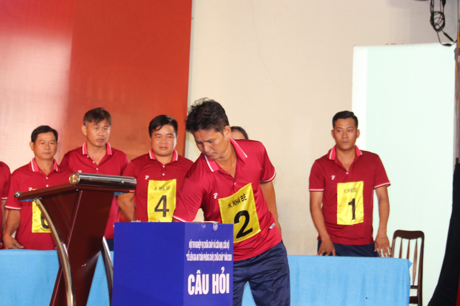 Trước đó, ngày 10/5, phần thi lý thuyết đã diễn ra tại Công an TPHCM. Theo đó, trọng tài bốc thăm chọn ngẫu nhiên 1 vận động viên trong 8 vận động viên của Đội dự thi lên bục trả lời câu hỏi. Trọng tài sẽ mời vận động viên dự thi bốc thăm phiếu để lựa chọn ngẫu nhiên 1 trong 30 câu hỏi.